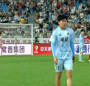 笑点在卡顿，泪点在小伙子
常州对淮安踢到末段时，淮安队2号在禁区防守没收住脚，把