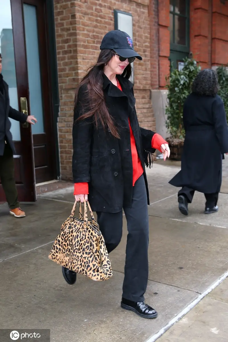 达科塔·约翰逊现身街头 黑色长裤搭配普拉达豹纹手包复古时髦