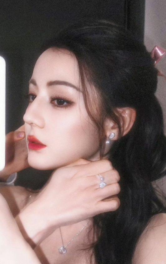 画中仙子下凡尘，惊鸿一瞥误终身