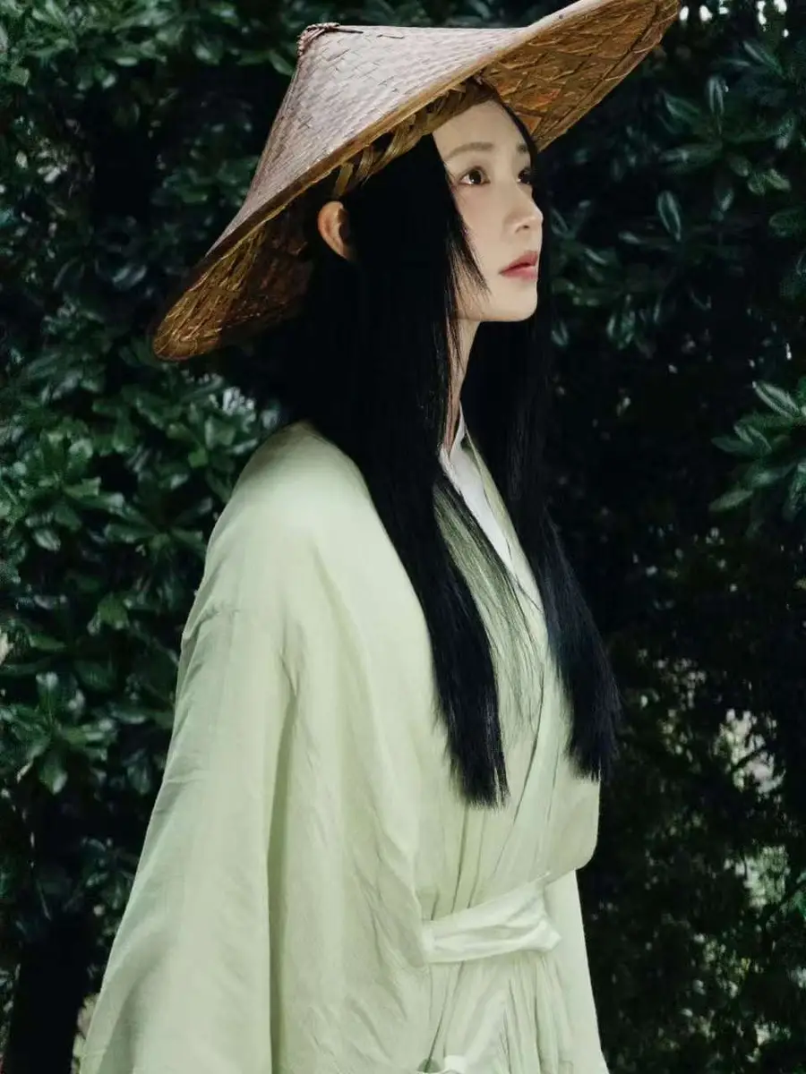 周洁琼着青衫斗笠眼神清冷 执竹剑走江湖侠气尽显