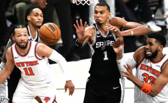 NBA总决赛，尼克斯对阵马刺的G3比赛中，出现了非常温馨的一幕。尼克斯球员阿尔瓦