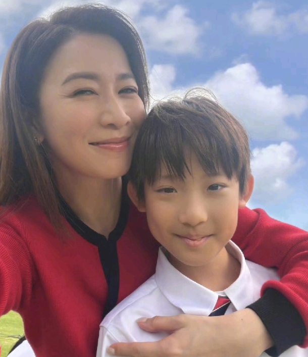 佘诗曼晒出了一张小帅哥的照片
艾特洪天明发文：“和我其中一個小王子拍廣告有爺爺和