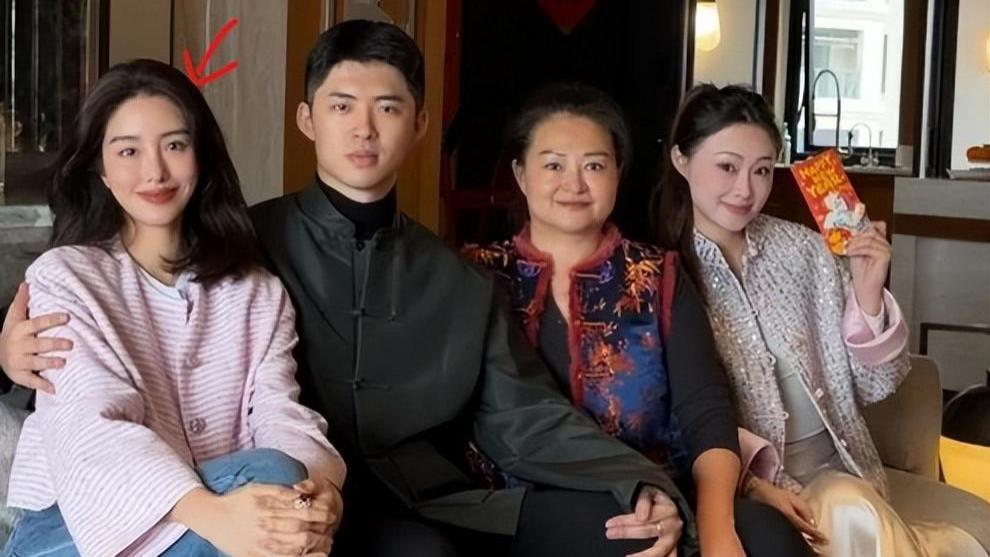 杨采钰婚后生活太会了！穿真空裙秀身材，晒钻戒大餐全程仪式感拉满