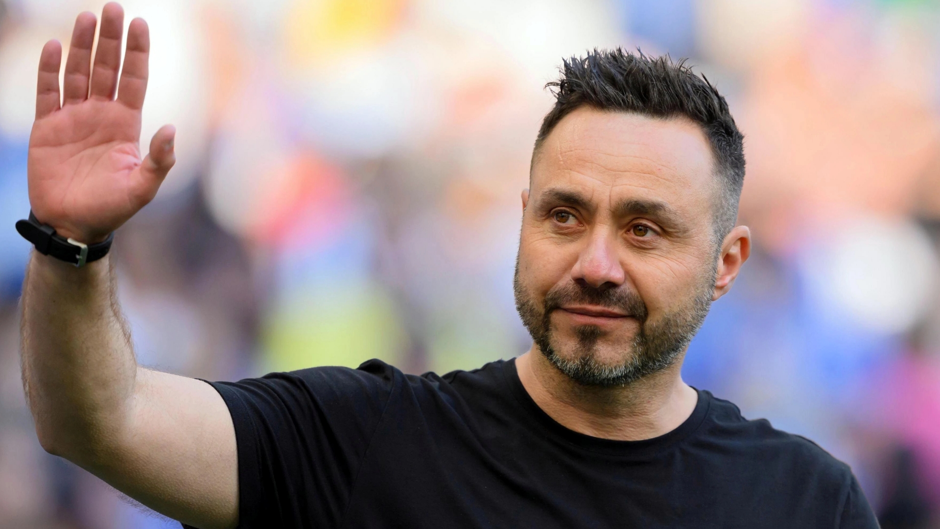 热刺接近签下德泽尔比，已经为他提供了一份为期五年的合同。
不过有多个球迷组织对他