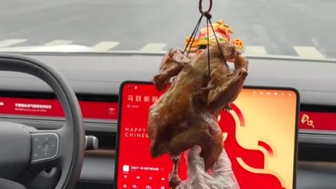 盘点网友们的汽车挂件，真是奇葩又搞笑