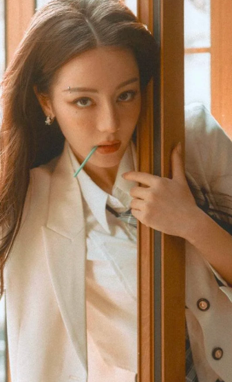 情起一时的喜欢不叫热爱，长久无言的陪伴才可抵岁月漫长