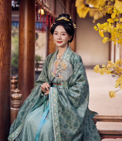 陈数晒出了一组全新古装照
配文：又一载，如常，亦如新
幸会，又一个新的我
哇塞新