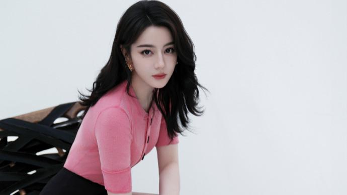 迪丽热巴的粉色小妆造，这感觉也是超可以的，nice！