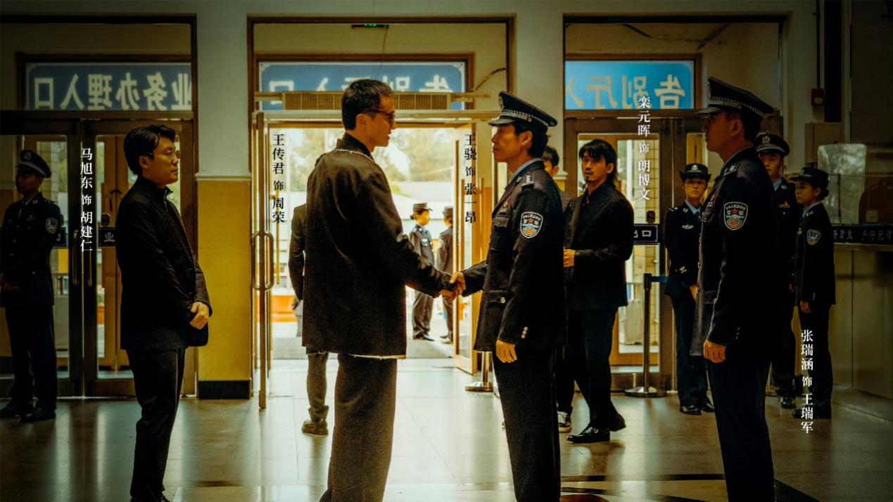 不会演别尬演，全程龇牙咧嘴，面目狰狞，《低智商犯罪》王传君已经走上了另外一条路