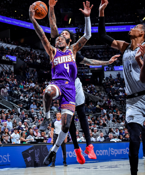 太阳打马刺输在最后一节在场的格林没球权

这几场比赛输的其实是一个套路，第一节主