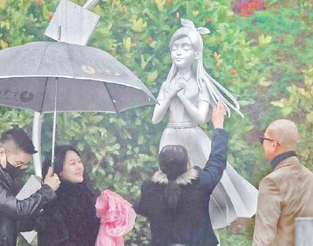 大S逝世一周年，具俊晔为大S造雕像，网友：这钱花得值吗？

雨中揭幕，他拿伞尖挑