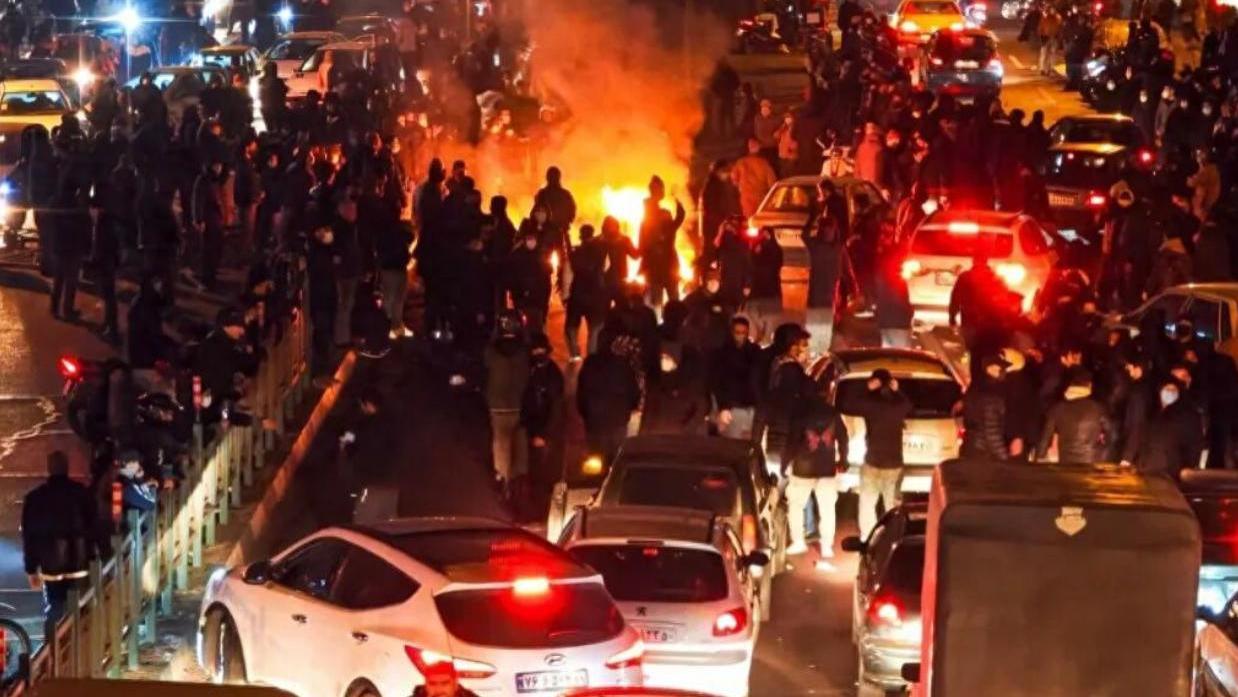 伊朗政局大戏：示威爆发、美国变卦、民族团结上演神逆转