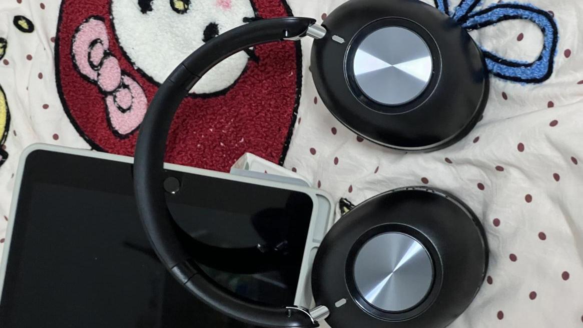 选对材质+头梁的设计，就算戴眼镜都能佩戴数小时的头戴式耳机