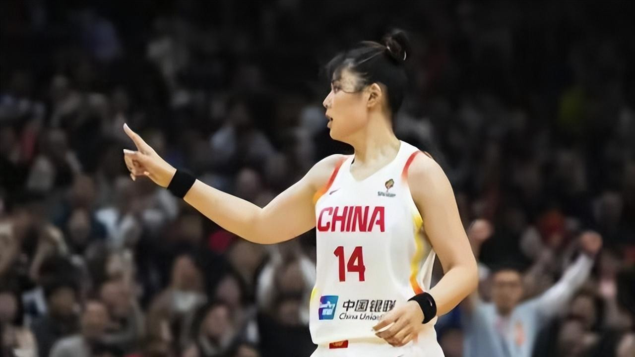 全队五人上双就她2分，女篮核心突然哑火，是伤了还是真不行了？