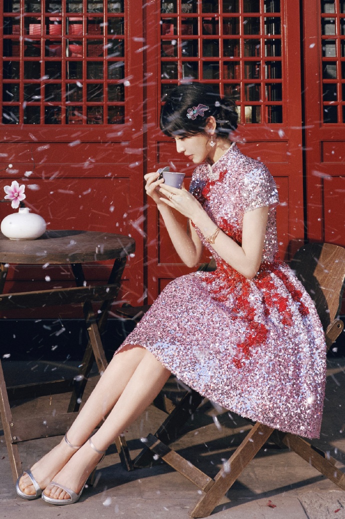 田曦薇的春晚美照，这粉粉的状态真的很喜庆，超可以的！