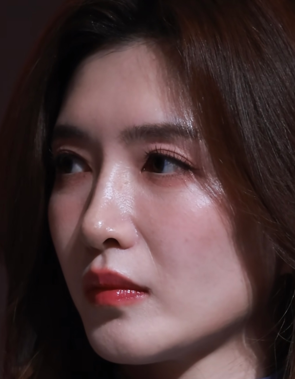 江疏影的皮肤挺细腻的就是面相有些凶
39岁的江疏影生图挺显年轻的，她的皮肤很细腻