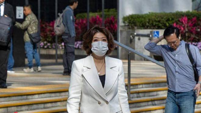 49岁港姐现身法庭打离婚官司，与富商丈夫无交流，拉锯半年仍无果