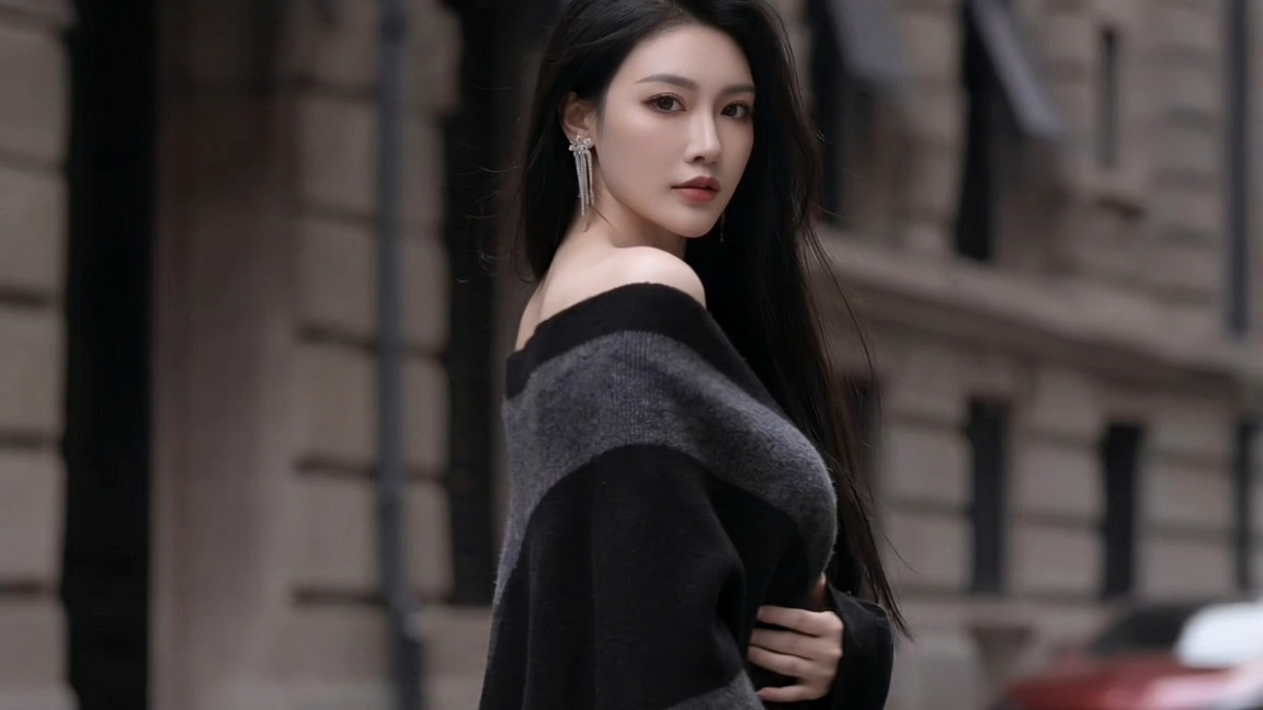 阴天街头的黑白配, 一块条纹披肩就足够惹眼