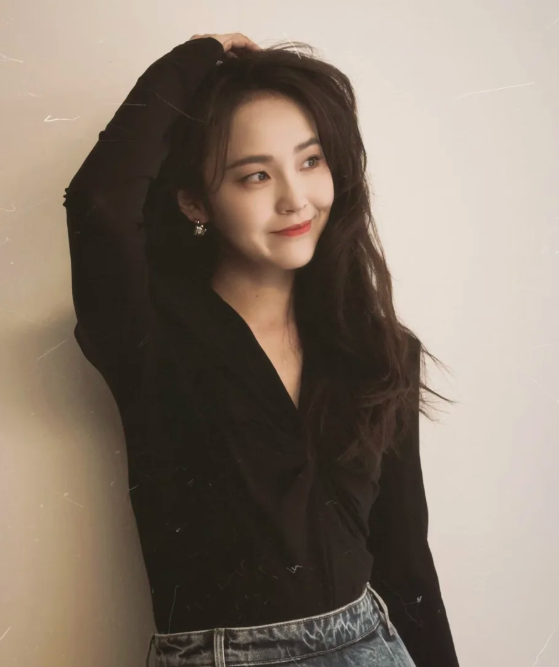 张佳宁冲上热搜原因是她回应了一下关于她的一个争议
此前网友总是说她的双眼皮是割的