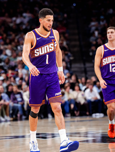 现在布克的状态真是一言难尽。

出手犹犹豫豫，好多无效分球，好机会不投，不好的机