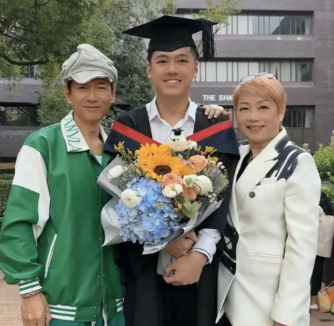 恭喜江华与麦洁文的大儿子求婚成功
并且晒出了他与女友甜蜜牵手的合照，两人即将步入