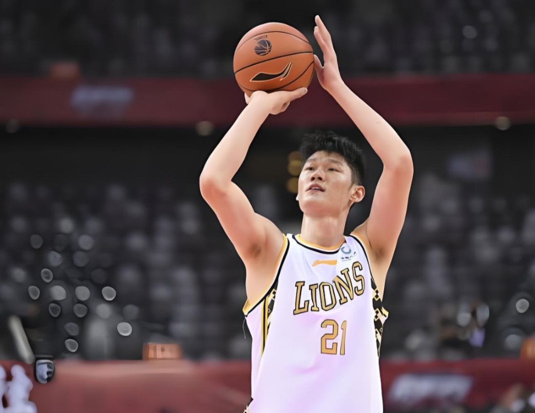 CBA常规赛第三十三轮，迎来了一场焦点比赛，CBA卫冕冠军广厦队，做客PK深圳队