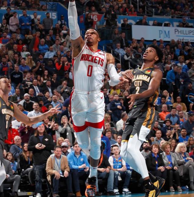 阿门汤普森、谢泼德、阿龙霍勒迪这三位控球后卫，在火箭队1号位上的表现非常糟糕，在