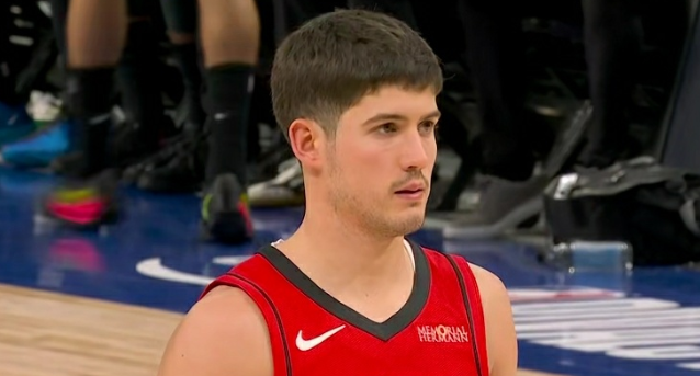 小谢真打不了控卫干好接球投篮就足够了

小谢持球真的给点对抗就死球，克拉克森都能