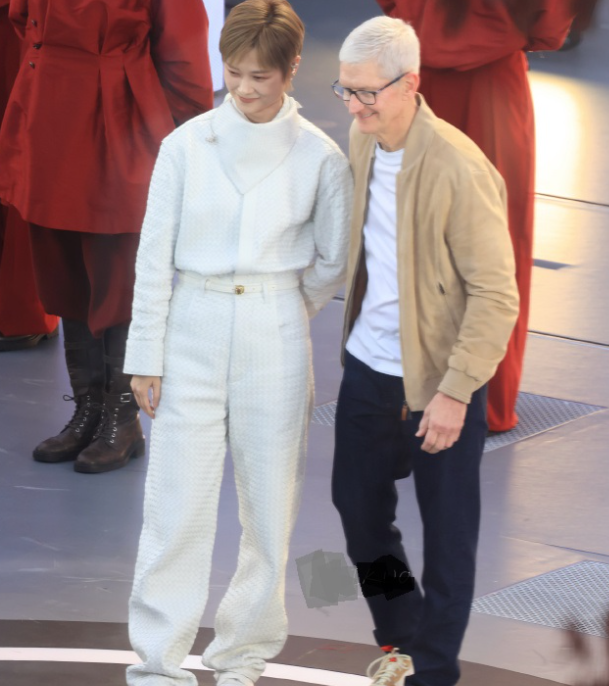 李宇春和库克一起出席活动两位都搭配的很时尚看起来默契感十足
李宇春这次穿了一身白