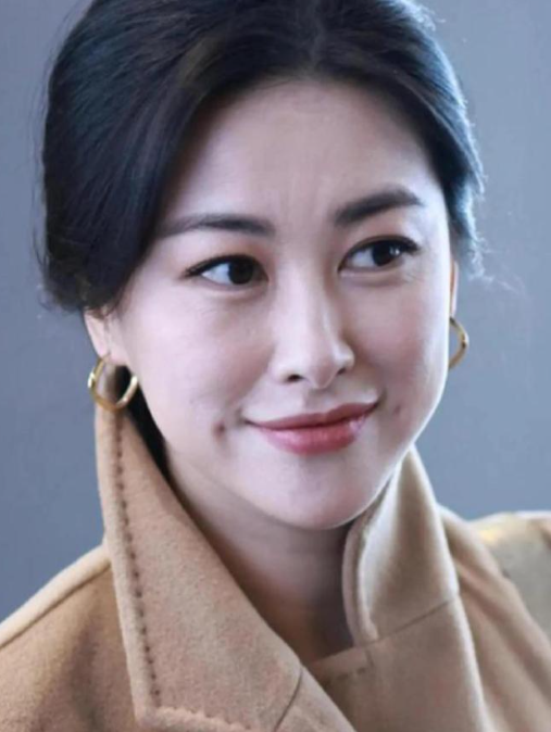 有些演员是在扮演，而她是在成为
那种与角色合二为一的质感，源于她丰厚的生活底蕴