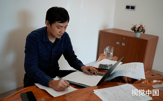 半年前，我拿着捡来的委任状来临峰县当了县长，还把贪官们一锅端了，而我真实身份，是个被通缉了三年的逃犯