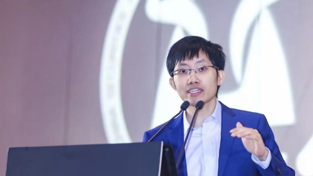 梁文锋罕见“松口”，680亿DeepSeek也“缺钱”了？