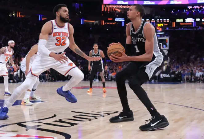 前NBA球星卡梅罗-安东尼在节目中谈到了维克托-文班亚马总决赛期间的表现，并认为