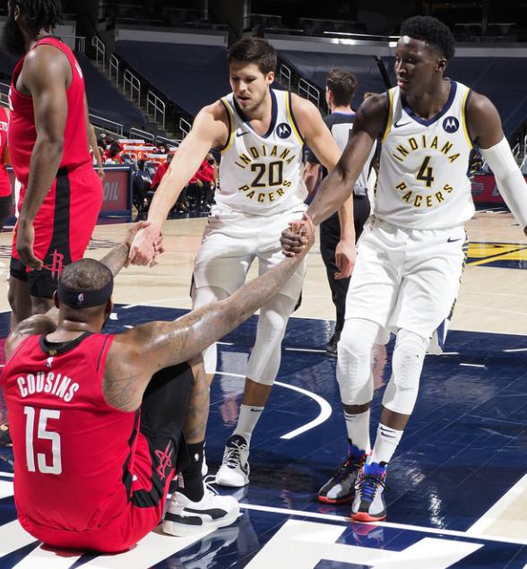 早已告别联盟多年的前国王队巨星中锋考辛斯，如今在参加一档节目的时候，根据主持人的