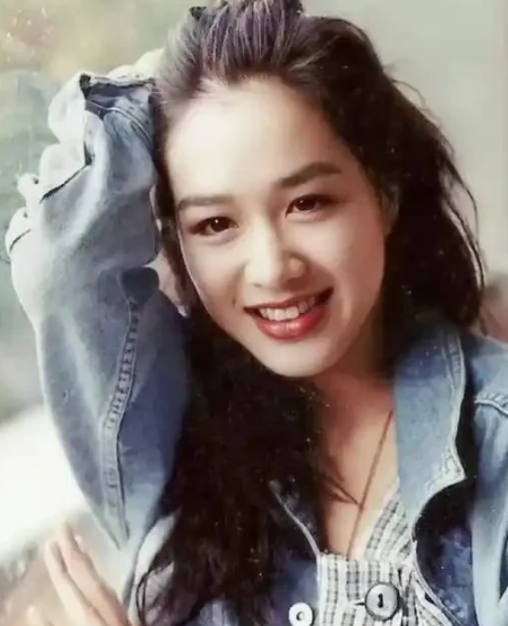 钟丽缇最近因为两件事被骂上了热搜
把丰腴身材展露无遗，腰间若隐若现的赘肉和眼角的