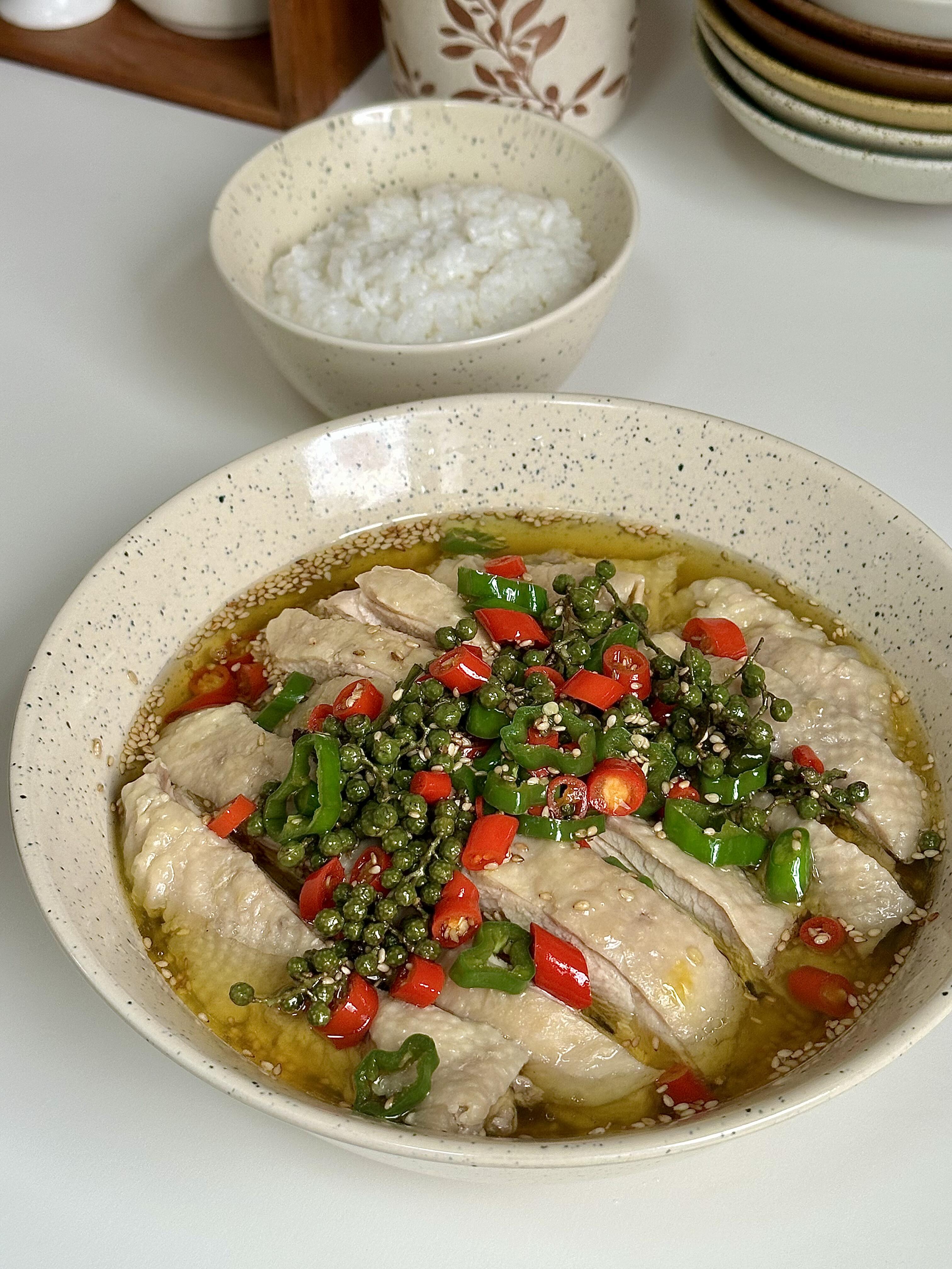 在家复刻藤椒鸡✨和紫燕百味鸡一模一样，麻辣开胃
天热就馋这口！在家复刻藤椒鸡，麻