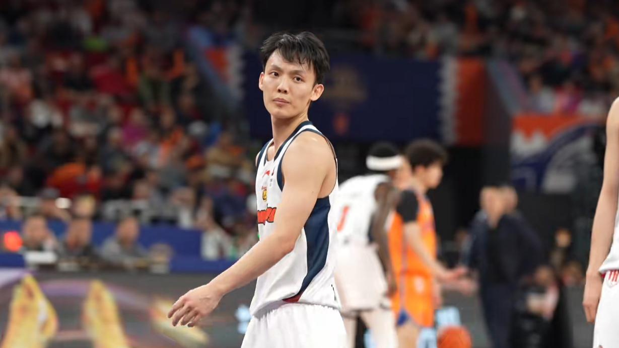 看了徐杰在垃圾时间怒骂上海球迷的破防举动，才发现杜锋有多能作妖