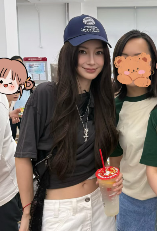 女明星是真的自律啊！angelababy参加儿子小海绵学校的活动，她负责发放奶茶