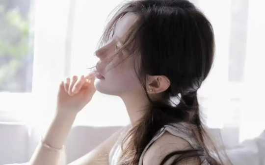 女儿在直播间哭着喊我是「吸血鬼」，要众筹请律师把我送进牢里