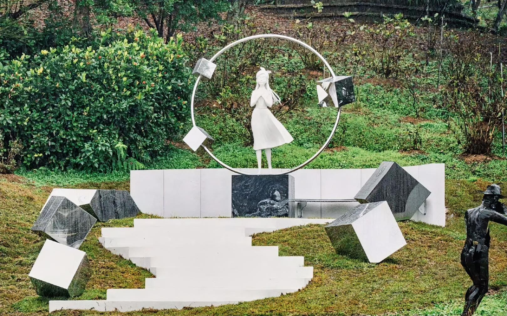 大S雕像上的纹身细节，把"深情"演成了恐怖片？

现在的深情都靠纹身来证明了？