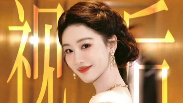 杨紫白玉兰封后次日，于正留言表达喜爱，网友扒出八条拉踩旧账