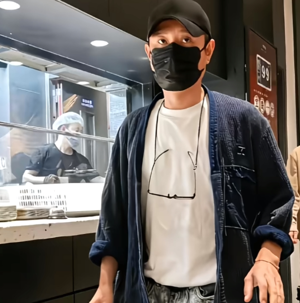 演员文章开饭店娱乐圈仅一个人送了花篮你能想到是谁吗
最近刷到一条消息，演员文章在