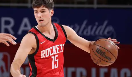 面对湖人的防守资源，得分不过百，要不是对面最后赢了拖时间，90都到不了。
申京软