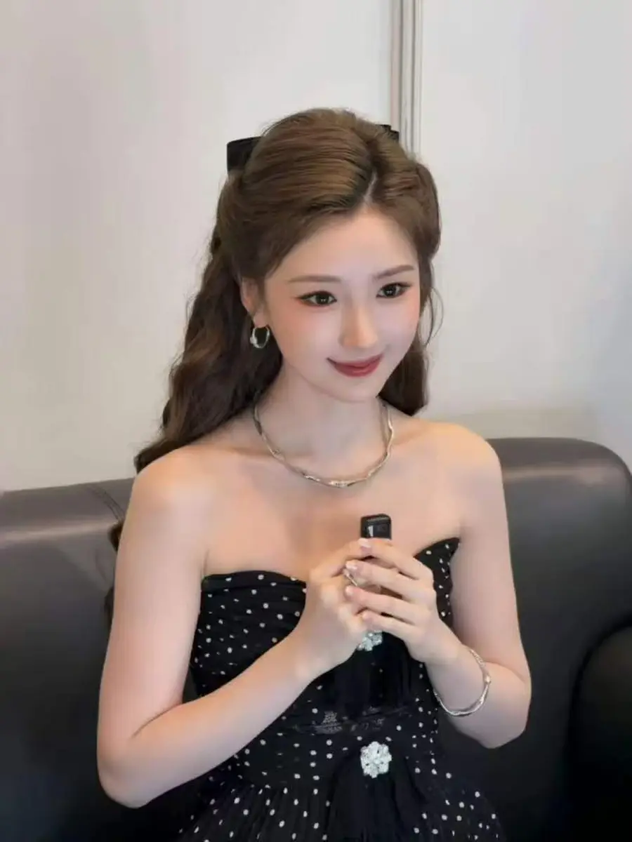 毛晓彤穿波点抹胸裙配蝴蝶结温婉优雅 棕卷发半扎甜美灵动