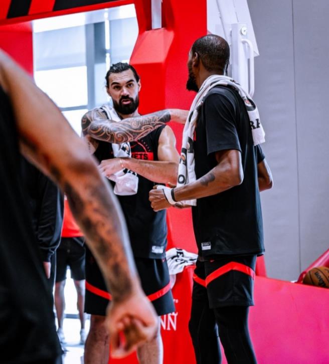 前NBA的名将马特·巴恩斯虽然早已退役多时，但他一直关注着NBA的一举一动。比如