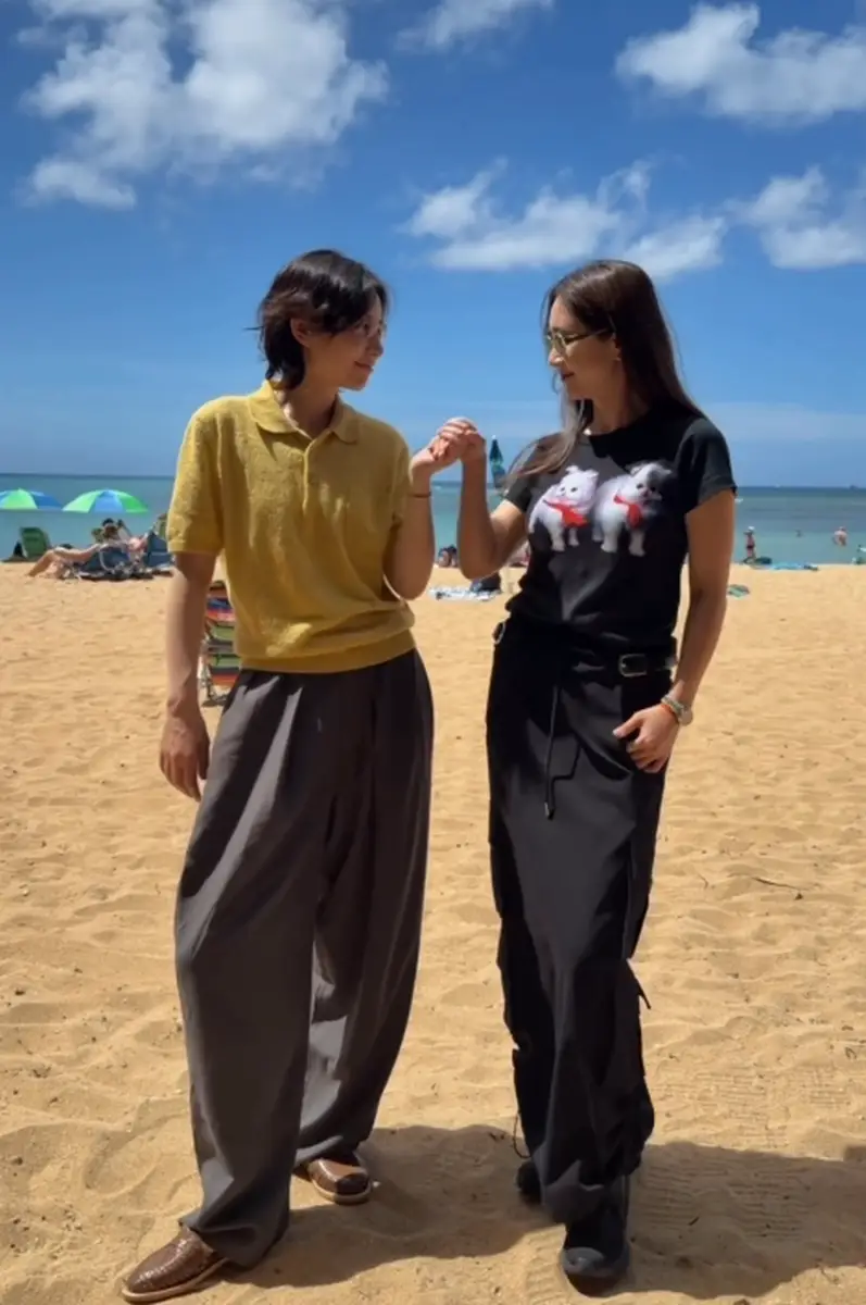 李斯丹妮与刘芸同游夏威夷！二人在沙滩上牵手跳舞好开心