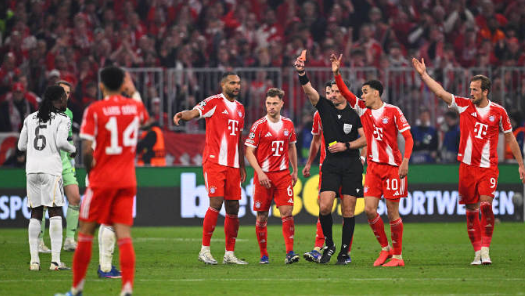 卡马文加的红牌还有什么问题吗？！

第1张黄牌，战术犯规，在背后拉扯以阻止穆夏拉