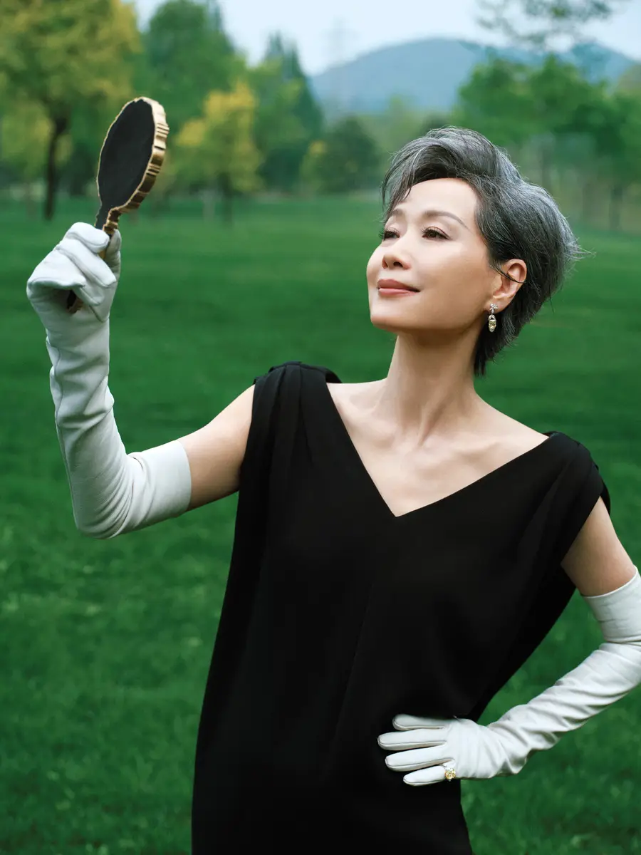 叶童穿黑色无袖礼服贵气从容，抬眸远眺气质娴静优雅
