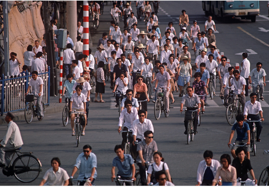 1985年，北京的街头，到处是自行车。当年的中国，还是格自行车大国。