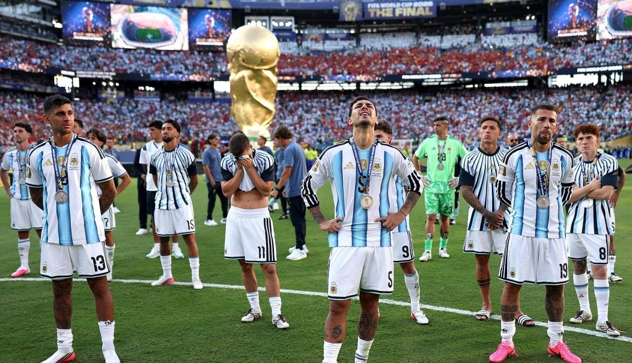 阿根廷队现在的处境真是诠释了什么叫“墙倒众人推”！就在今天，FIFA国际足联官方